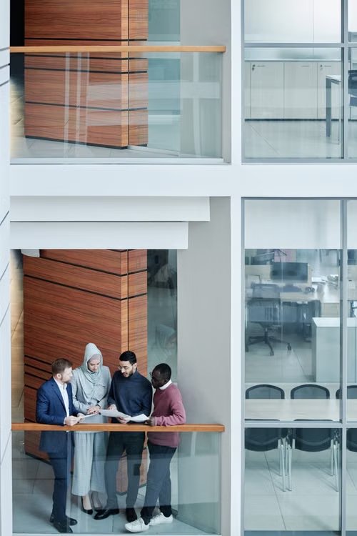 Et team i samtale på en arbeidsplass